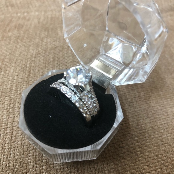 New gorgeous engagement Ring size 8 - Picture 2 of 6